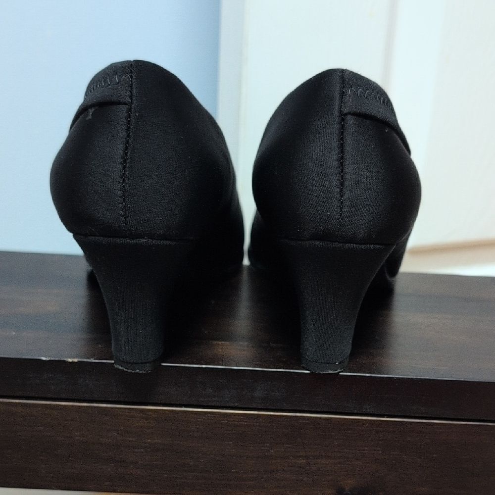 Ros Hommerson Black Satin Stretch CutOut Strap Soft Comfort Pumps Size 8.5W - Picture 3 of 8